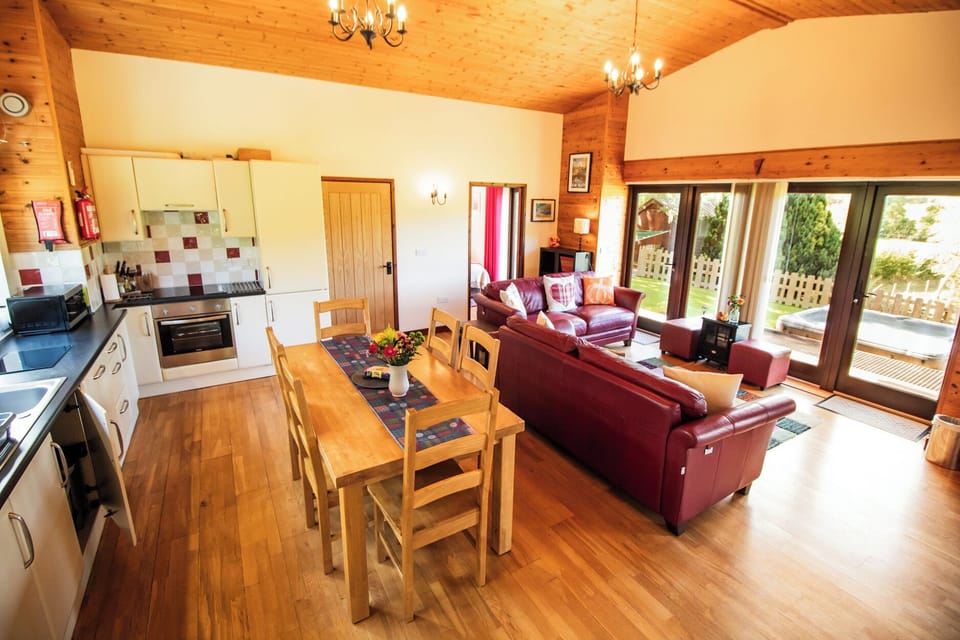 Cottage | Private kitchen | Fridge, microwave, stovetop, dishwasher
