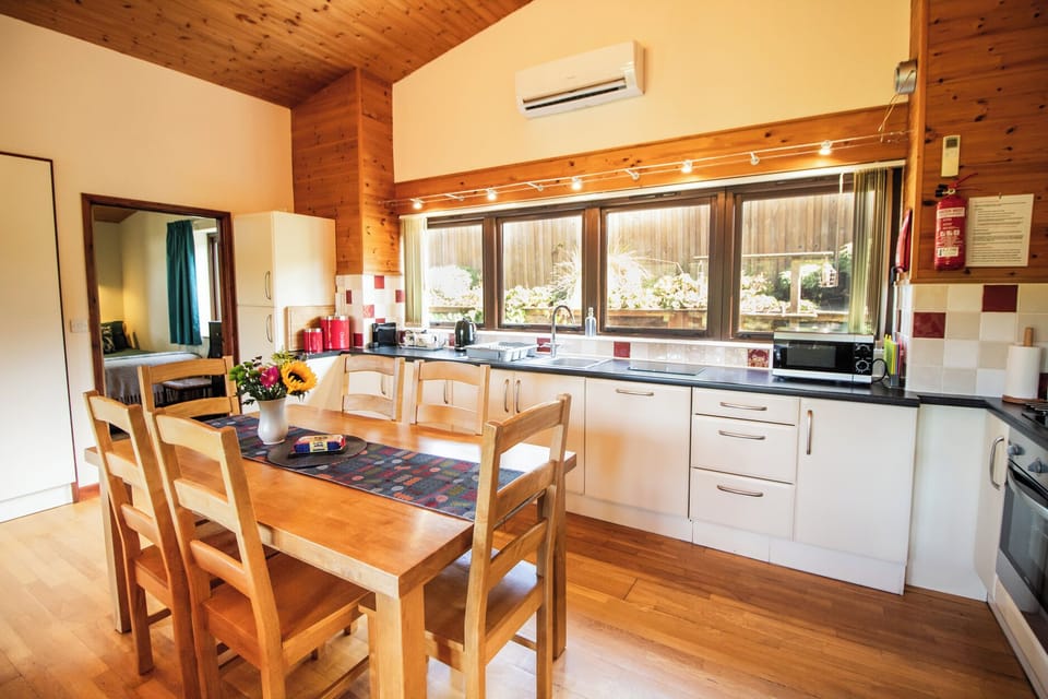 Cottage | Private kitchen | Fridge, microwave, stovetop, dishwasher