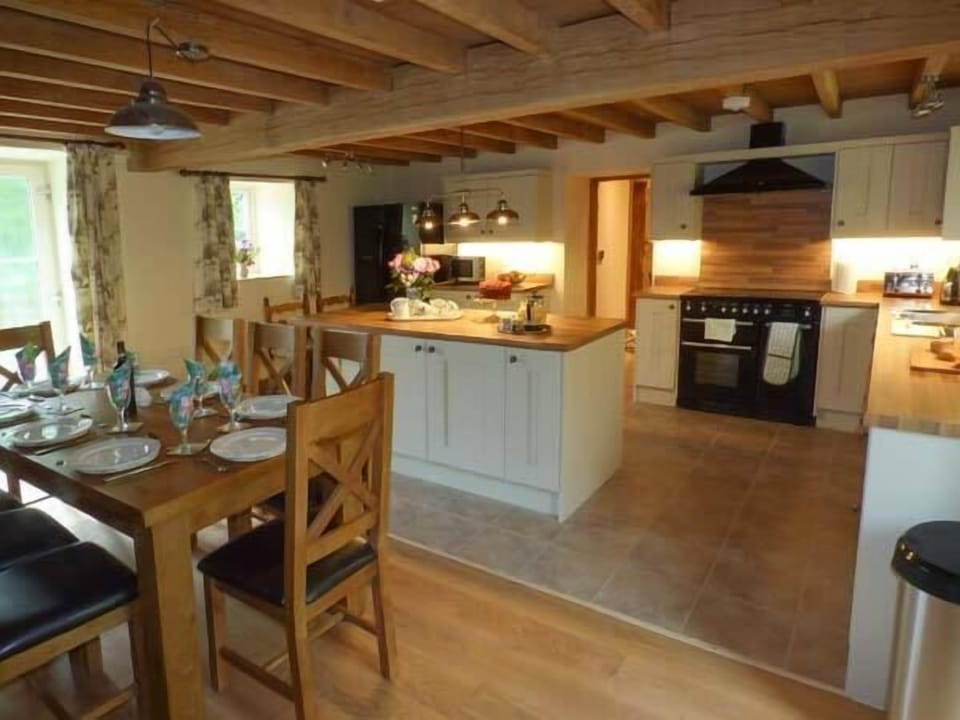 Cottage | Private kitchen | Fridge, dishwasher, electric kettle, toaster