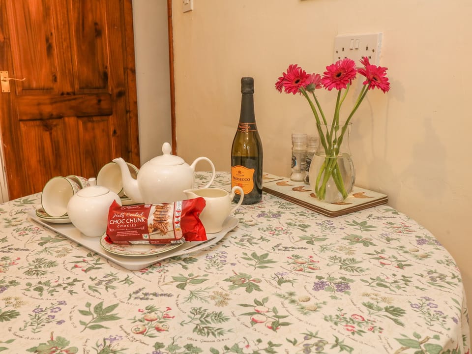 Cottage | 2 bedrooms, WiFi (free), individually decorated, individually furnished