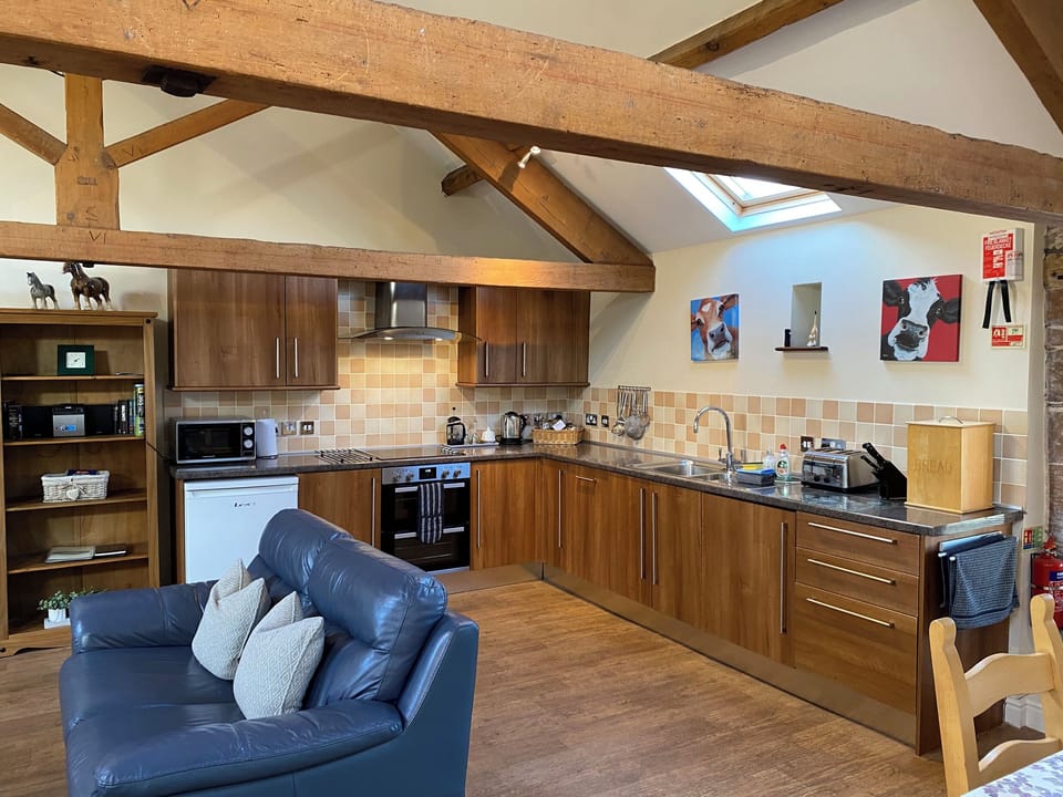 Cottage | Private kitchen | Fridge, microwave, dishwasher, cookware/dishes/utensils
