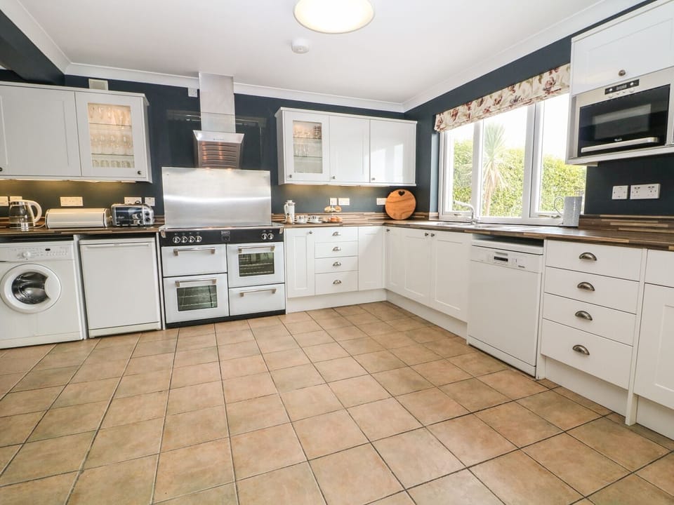Cottage | Private kitchen | Dishwasher, cookware/dishes/utensils