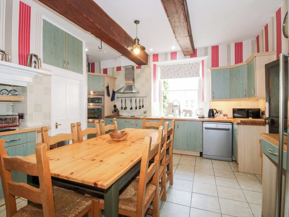 Cottage | Private kitchen | Microwave, stovetop, dishwasher, highchair