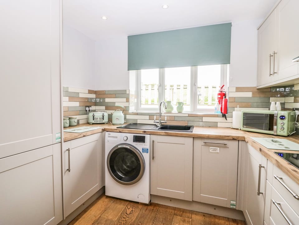 Cottage | Private kitchen | Stovetop, dishwasher, highchair, cookware/dishes/utensils