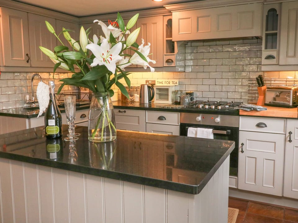 Cottage | Private kitchen | Dishwasher, cookware/dishes/utensils