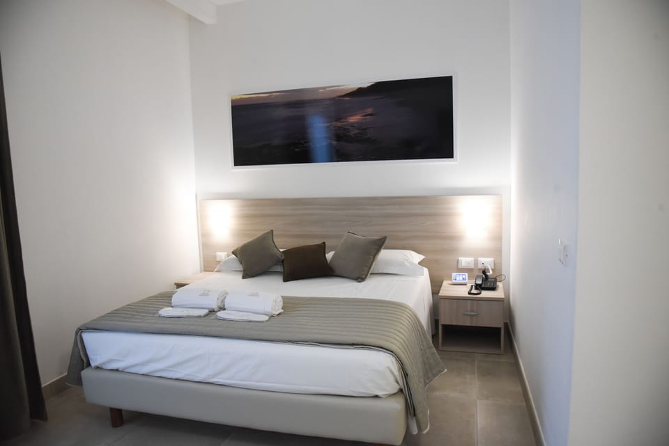 Standard Room, 1 Double Bed, Non Smoking | Premium bedding, minibar, in-room safe, desk