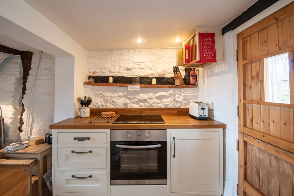 Cottage | Private kitchen | Microwave, stovetop, dishwasher, highchair