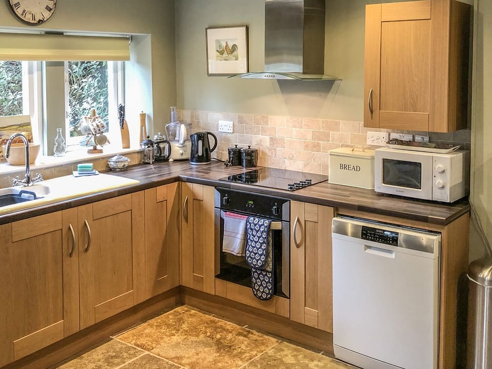 Cottage | Private kitchen | Fridge, microwave, stovetop, dishwasher