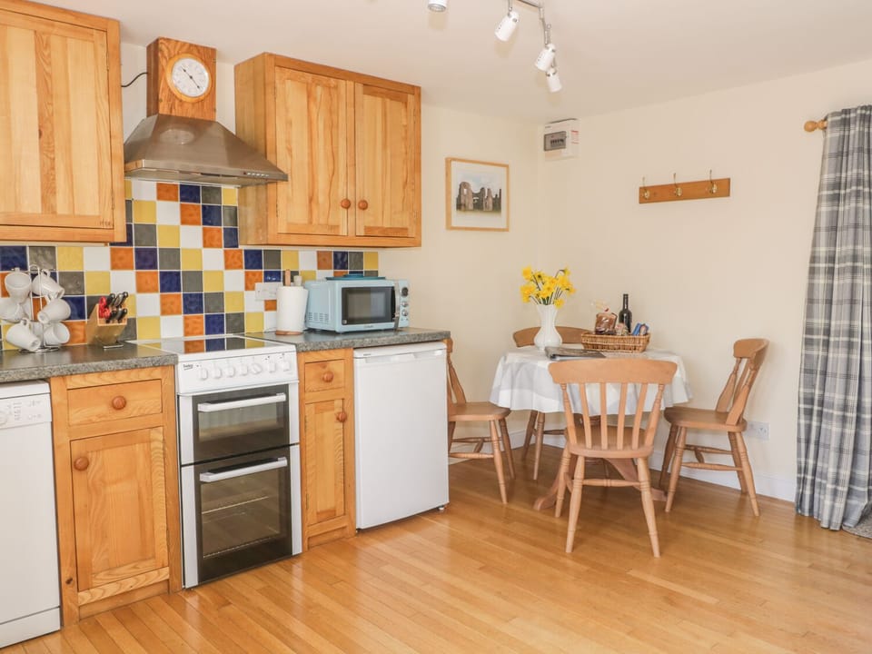 Cottage | Private kitchen | Fridge, microwave, stovetop, dishwasher