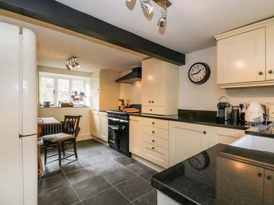 Cottage | Private kitchen | Stovetop, dishwasher, cookware/dishes/utensils