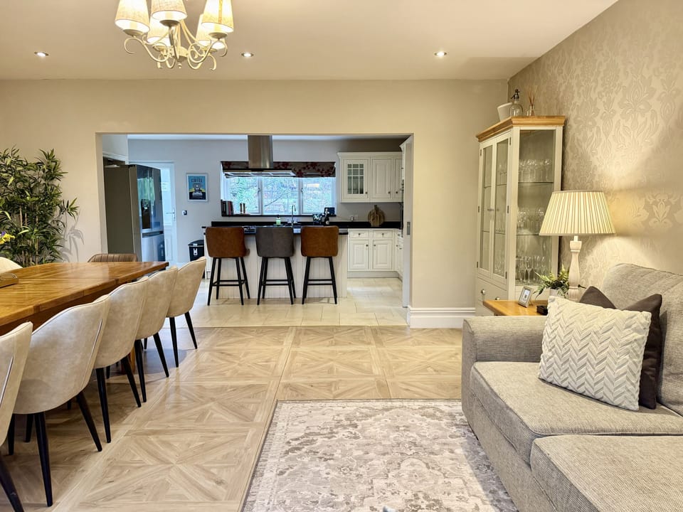 Cottage | Living area | TV, table tennis