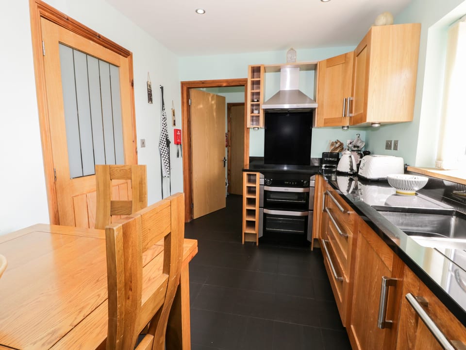 Cottage | Private kitchen | Fridge, microwave, stovetop, dishwasher