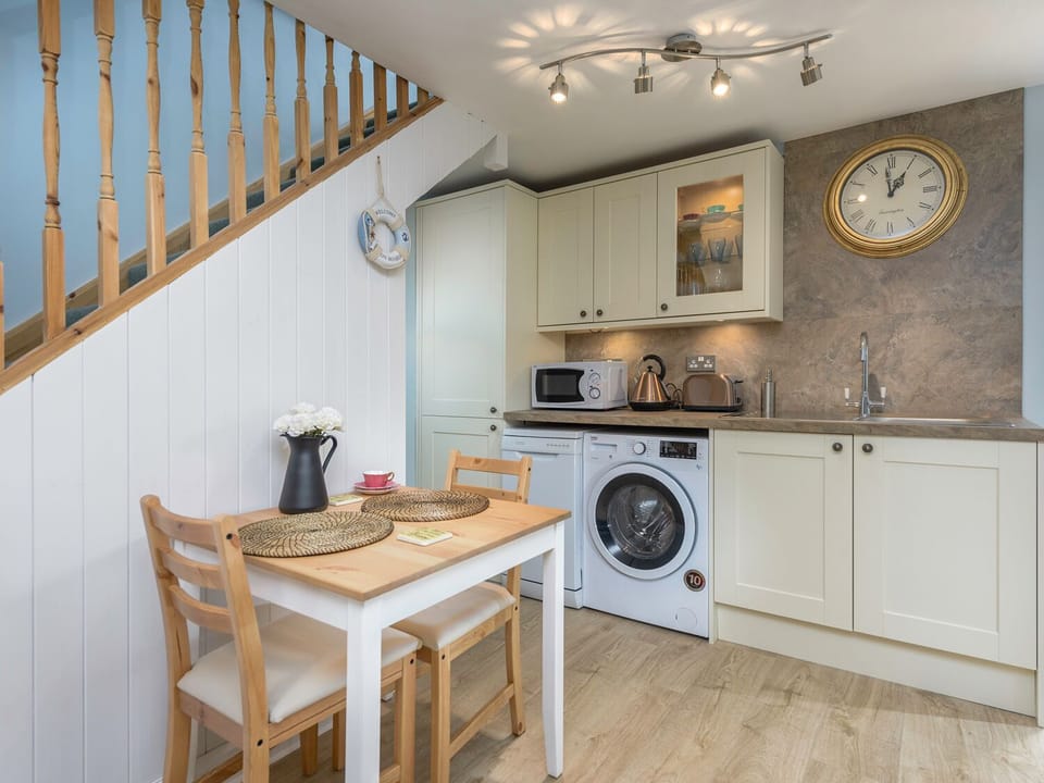 Cottage | Private kitchen | Fridge, microwave, stovetop, dishwasher