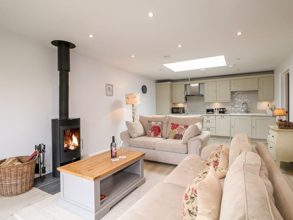 Cottage | Living area | Fireplace, DVD player