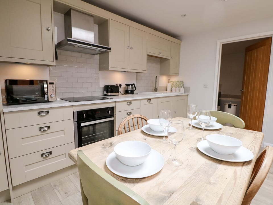 Cottage | Private kitchen | Dishwasher, highchair, cookware/dishes/utensils