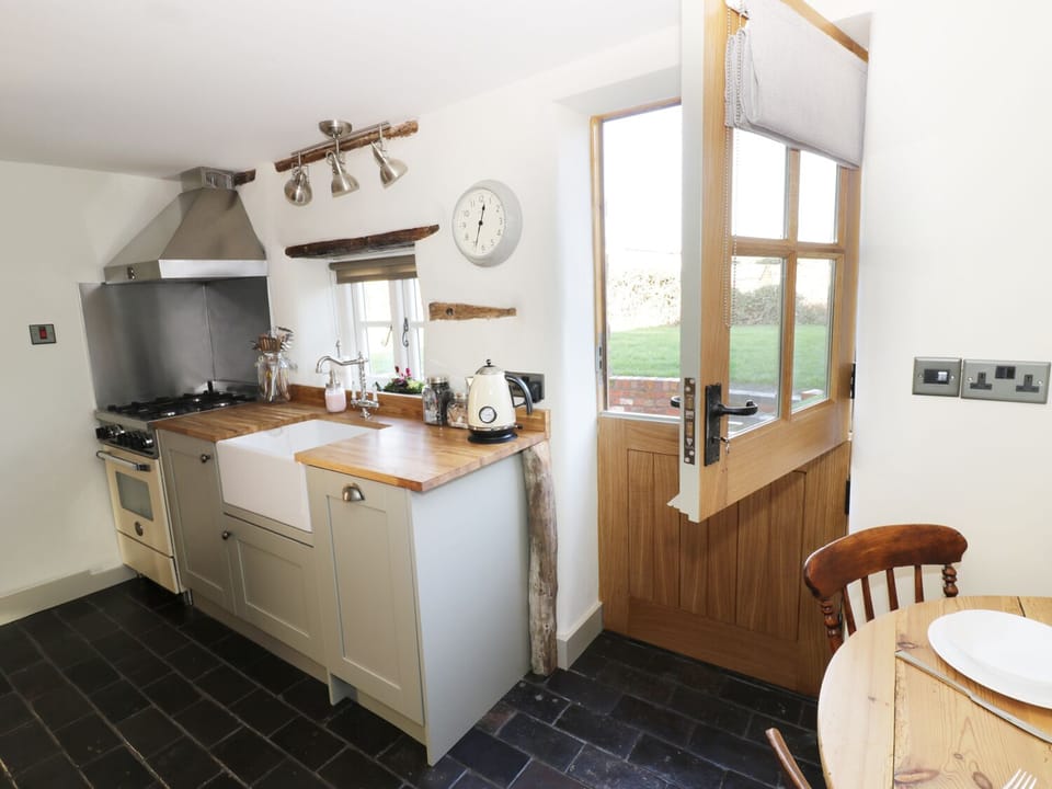 Cottage | Private kitchen | Fridge, microwave, stovetop, dishwasher