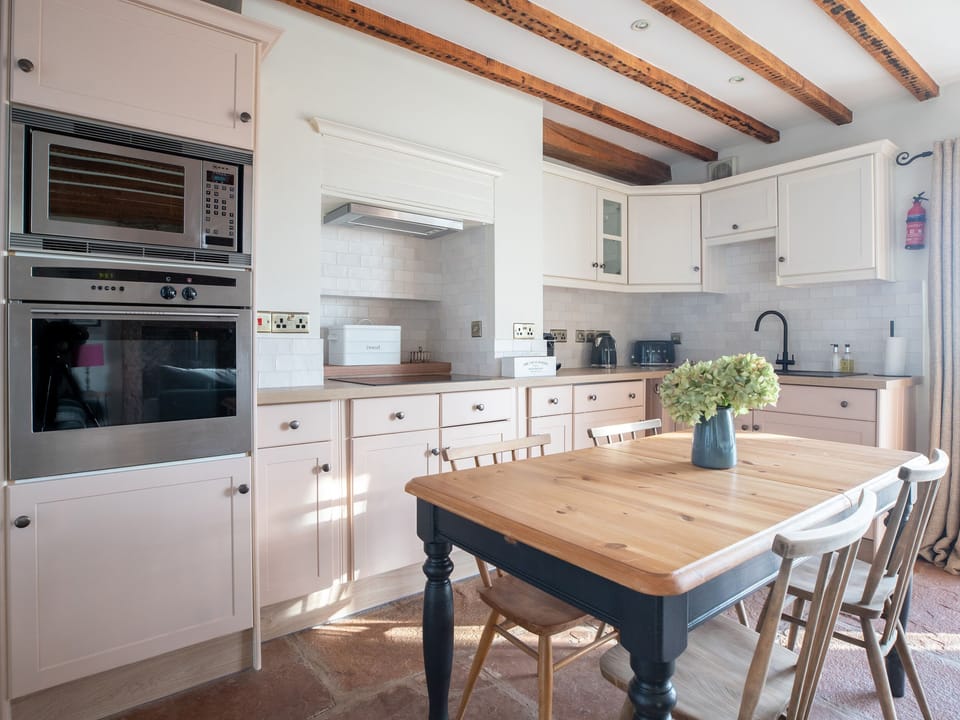 Cottage | Private kitchen | Fridge, microwave, stovetop, dishwasher
