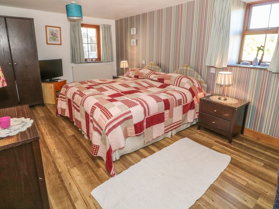 Cottage | 2 bedrooms, individually decorated, individually furnished, free WiFi