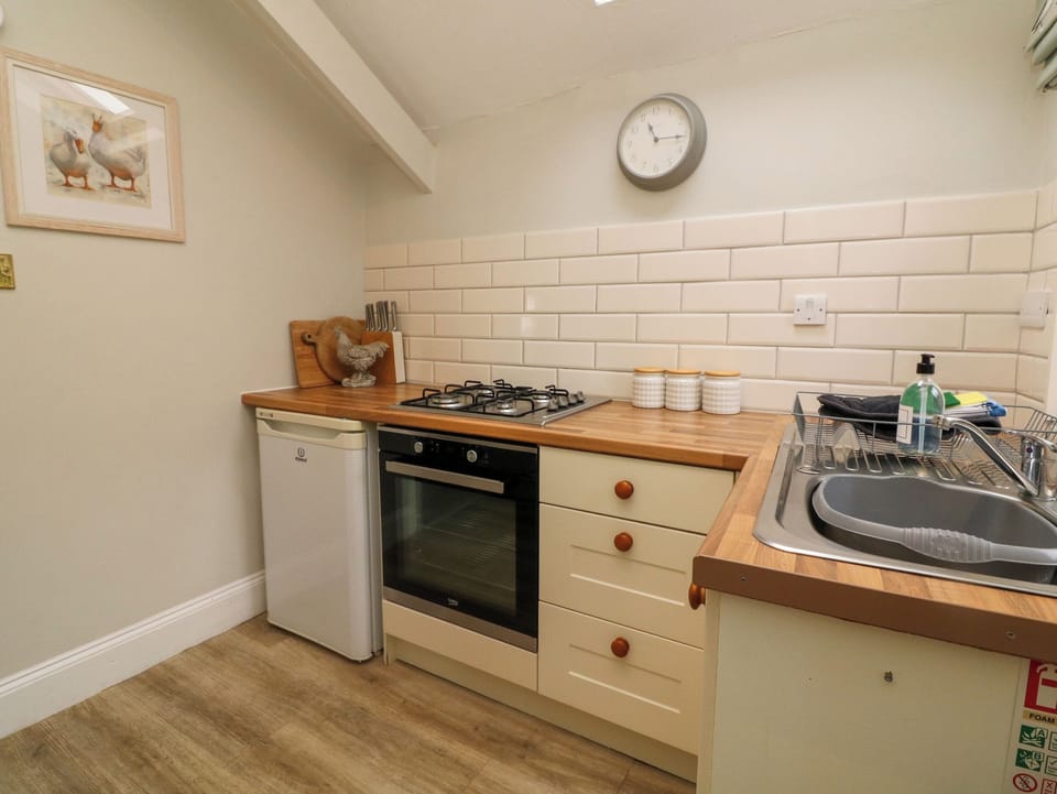 Cottage | Private kitchen | Fridge, microwave, stovetop, highchair