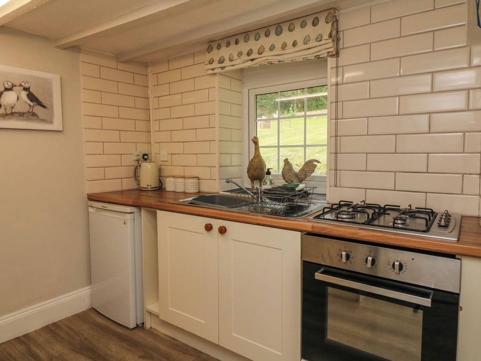 Cottage | Private kitchen | Fridge, microwave, stovetop, highchair