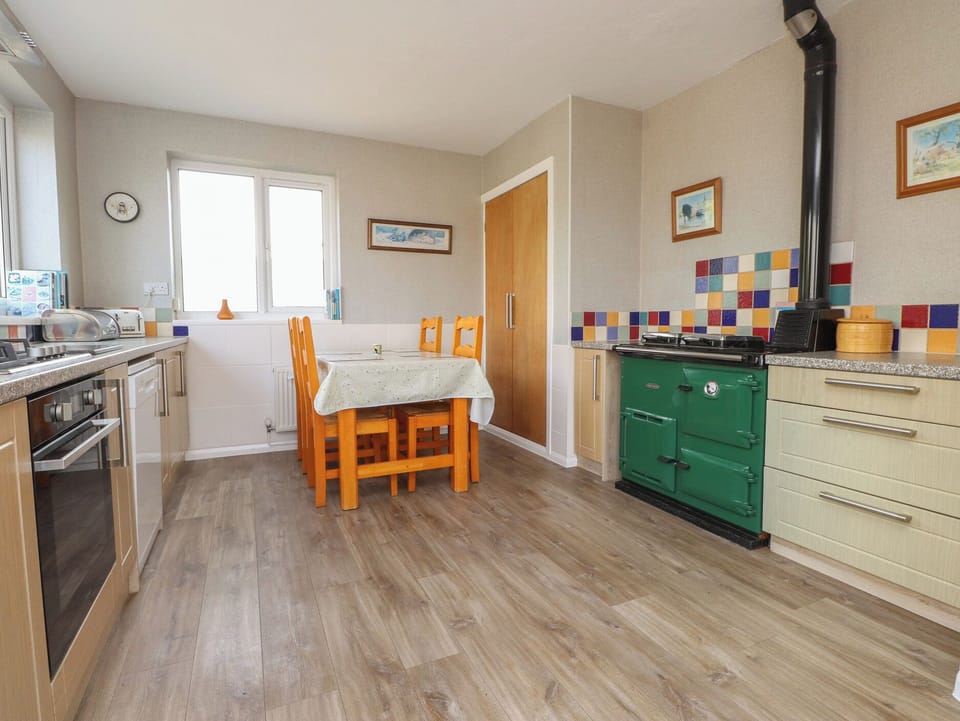 Cottage | Private kitchen | Fridge, microwave, stovetop, dishwasher