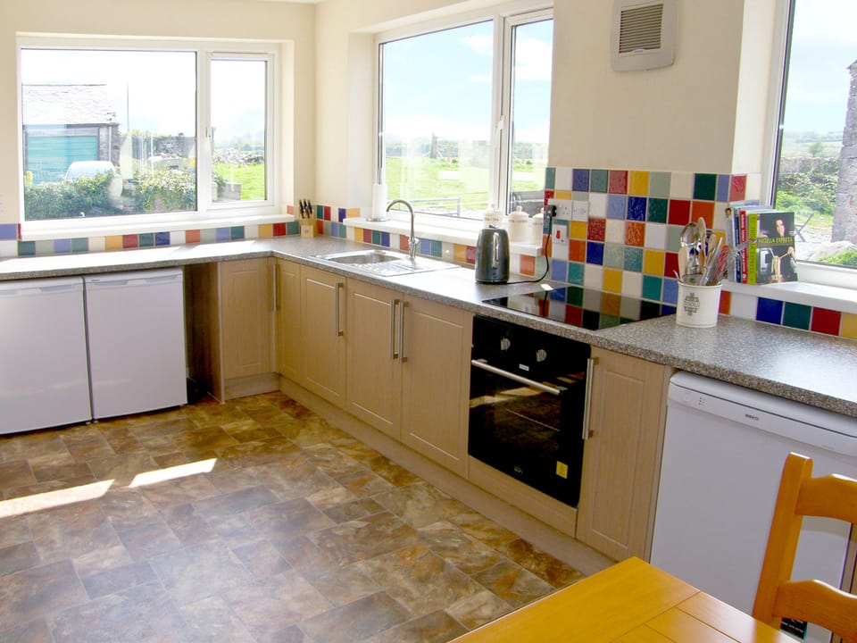 Cottage | Private kitchen | Fridge, microwave, stovetop, dishwasher