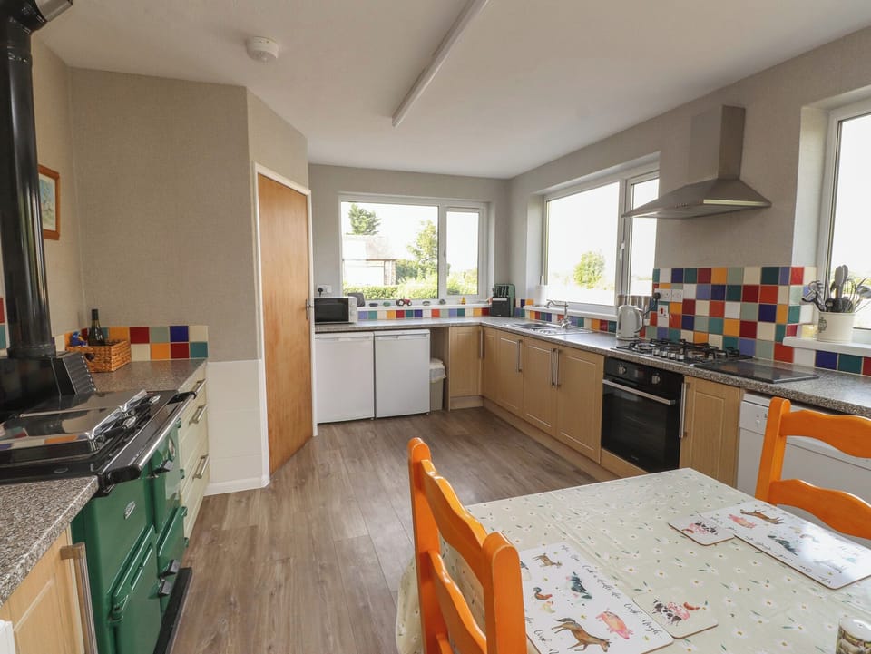 Cottage | Private kitchen | Fridge, microwave, stovetop, dishwasher