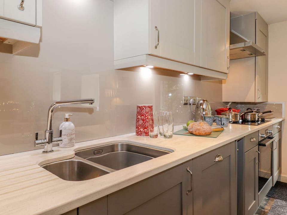 Cottage | Private kitchen | Microwave, stovetop, dishwasher, electric kettle