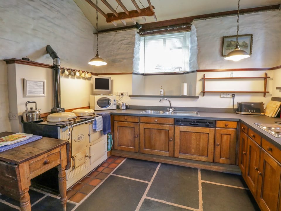 Cottage | Private kitchen | Fridge, microwave, dishwasher, electric kettle