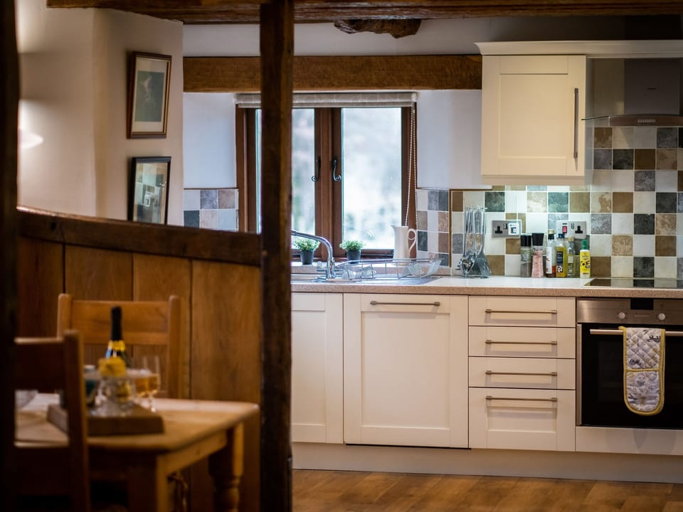 Cottage | Private kitchen | Dishwasher, electric kettle, toaster, cookware/dishes/utensils
