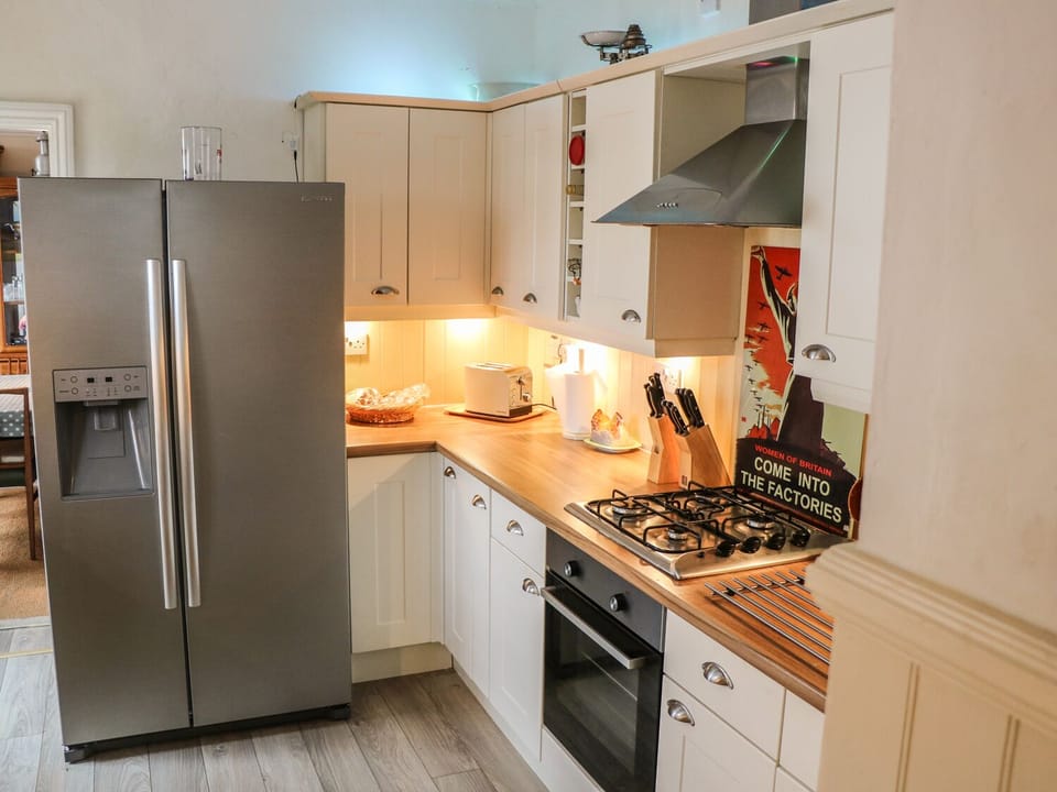 Cottage | Private kitchen | Fridge, dishwasher, cookware/dishes/utensils