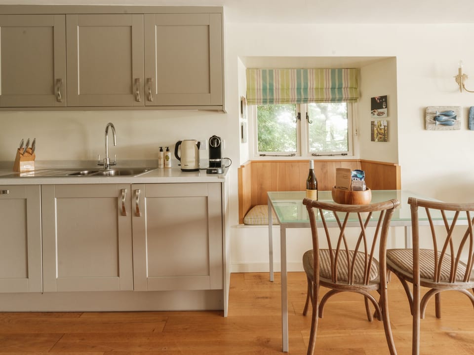 Cottage | Private kitchen | Fridge, microwave, stovetop, dishwasher