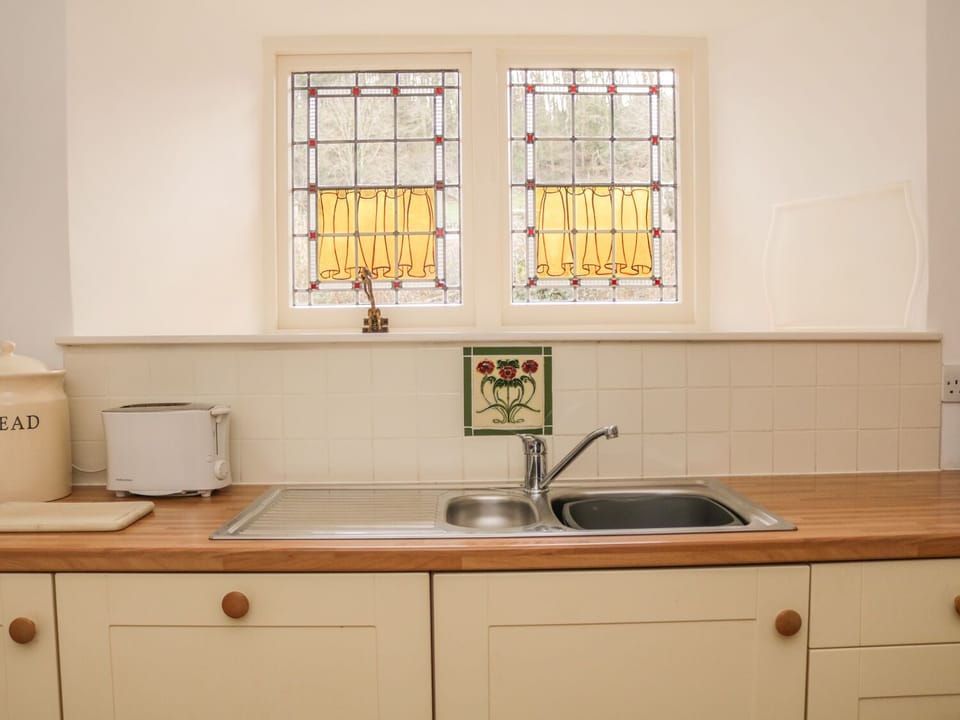 Cottage | Private kitchen | Microwave, stovetop, dishwasher, cookware/dishes/utensils