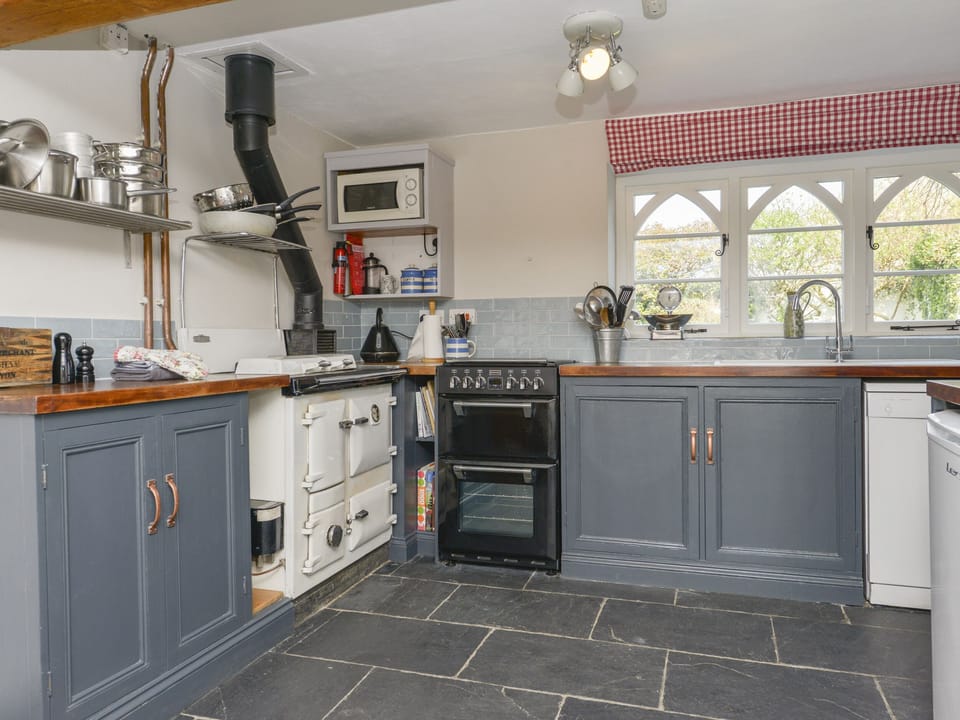 Cottage | Private kitchen | Fridge, microwave, stovetop, dishwasher