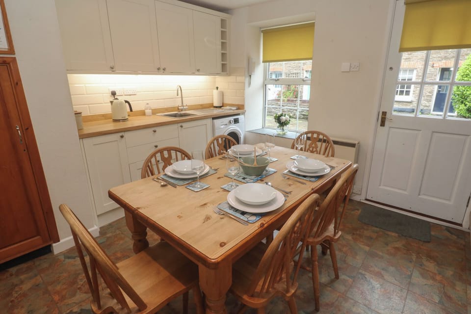 Cottage | Dining