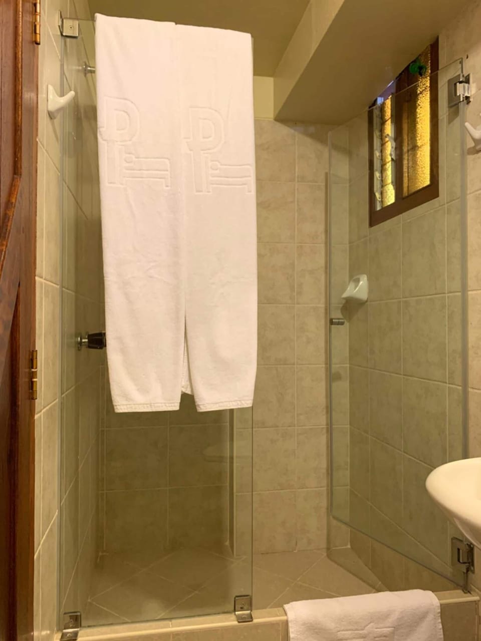 Shower, free toiletries, towels