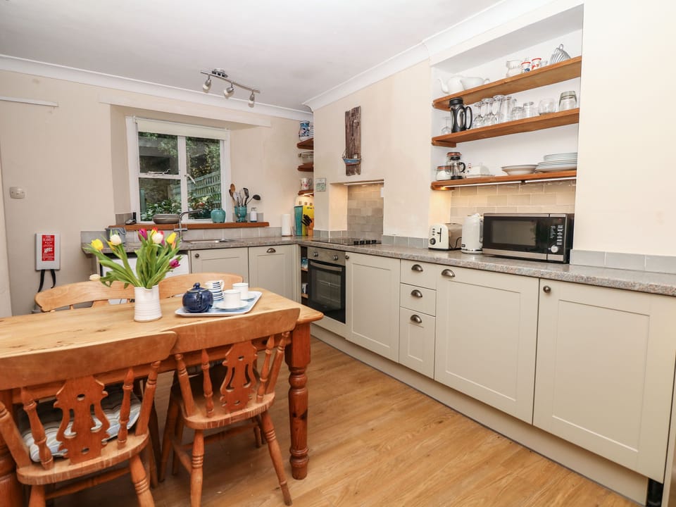Cottage | Private kitchen | Dishwasher, highchair, cookware/dishes/utensils