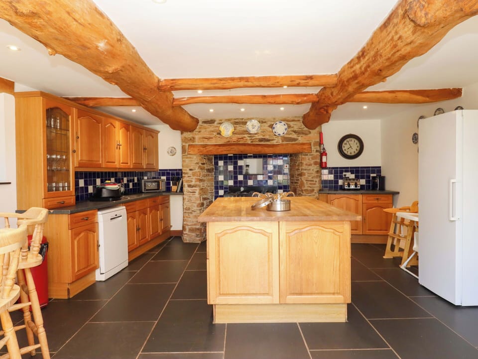 Cottage | Private kitchen | Dishwasher, highchair, cookware/dishes/utensils