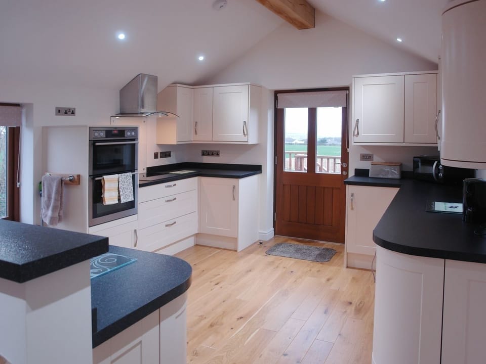 Cottage | Private kitchen | Fridge, microwave, stovetop, dishwasher