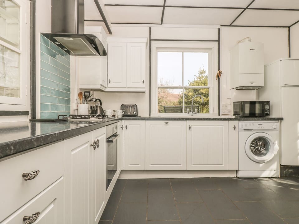 Cottage | Private kitchen | Dishwasher, highchair, cookware/dishes/utensils