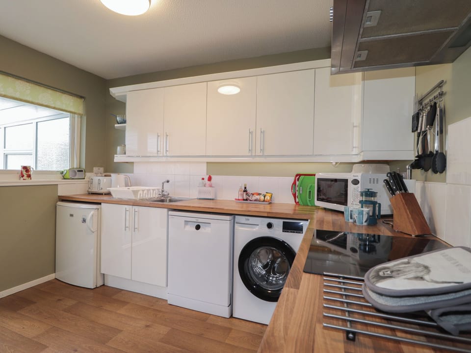 Cottage | Private kitchen | Stovetop, dishwasher, highchair, cookware/dishes/utensils