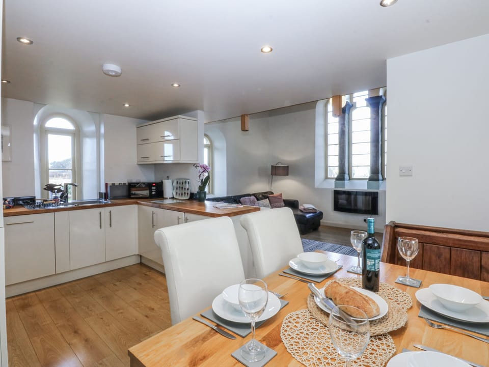Cottage | Dining