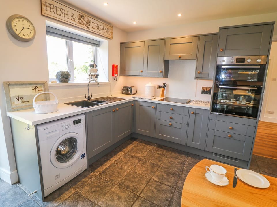 Cottage | Private kitchen | Fridge, microwave, stovetop, dishwasher