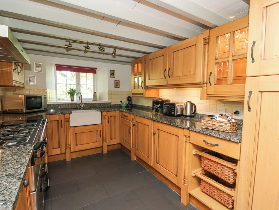 Cottage | Private kitchen | Dishwasher, cookware/dishes/utensils