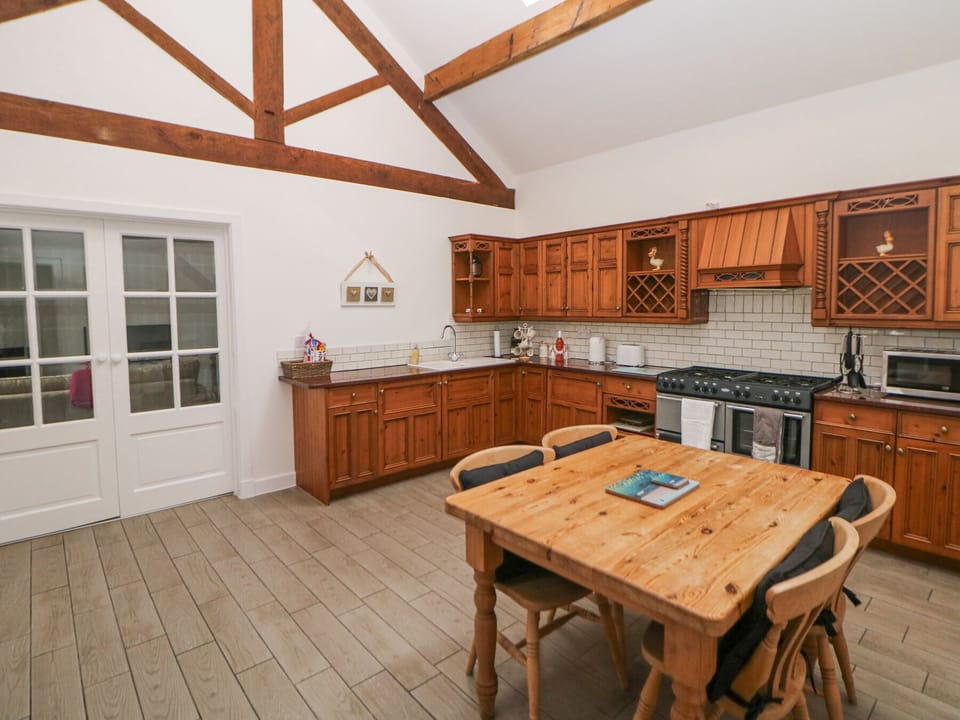 Cottage | Private kitchen | Dishwasher, highchair, cookware/dishes/utensils