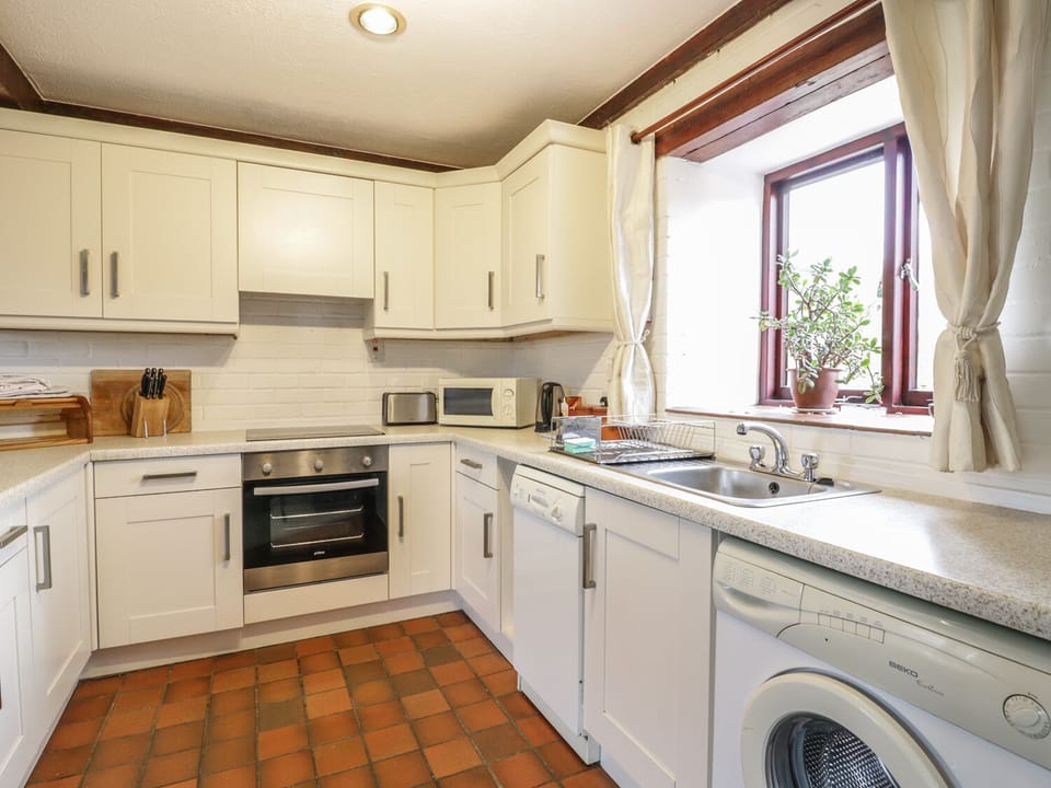 Cottage | Private kitchen | Microwave, stovetop, dishwasher, highchair