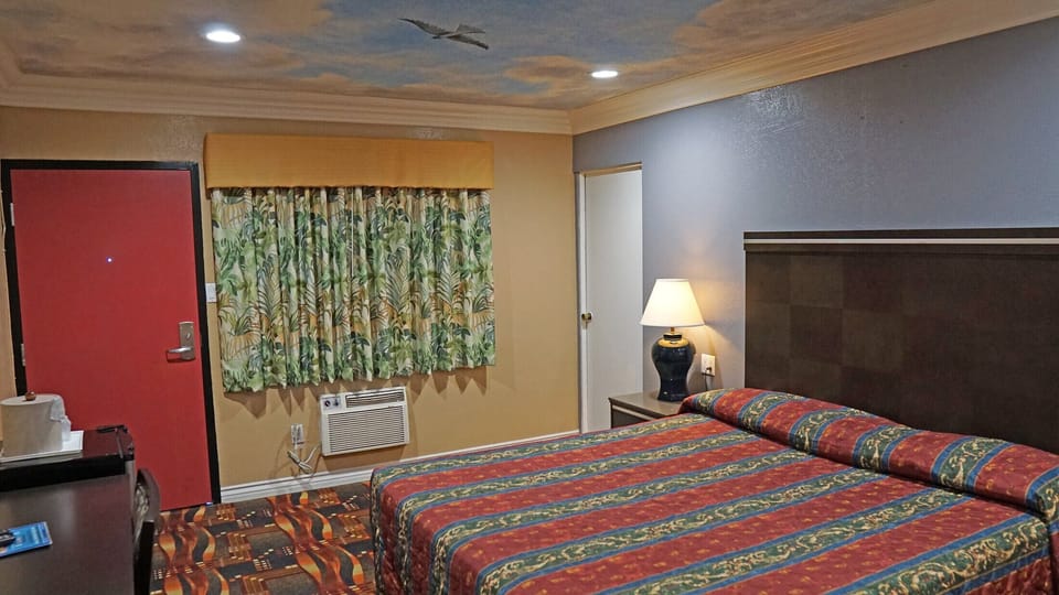 Room, 1 King Bed, Non Smoking | Desk, WiFi (free), bed sheets