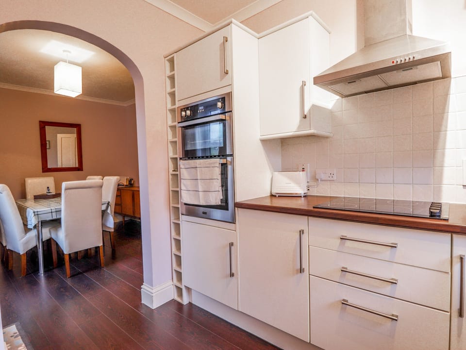 Cottage | Private kitchen | Dishwasher, cookware/dishes/utensils