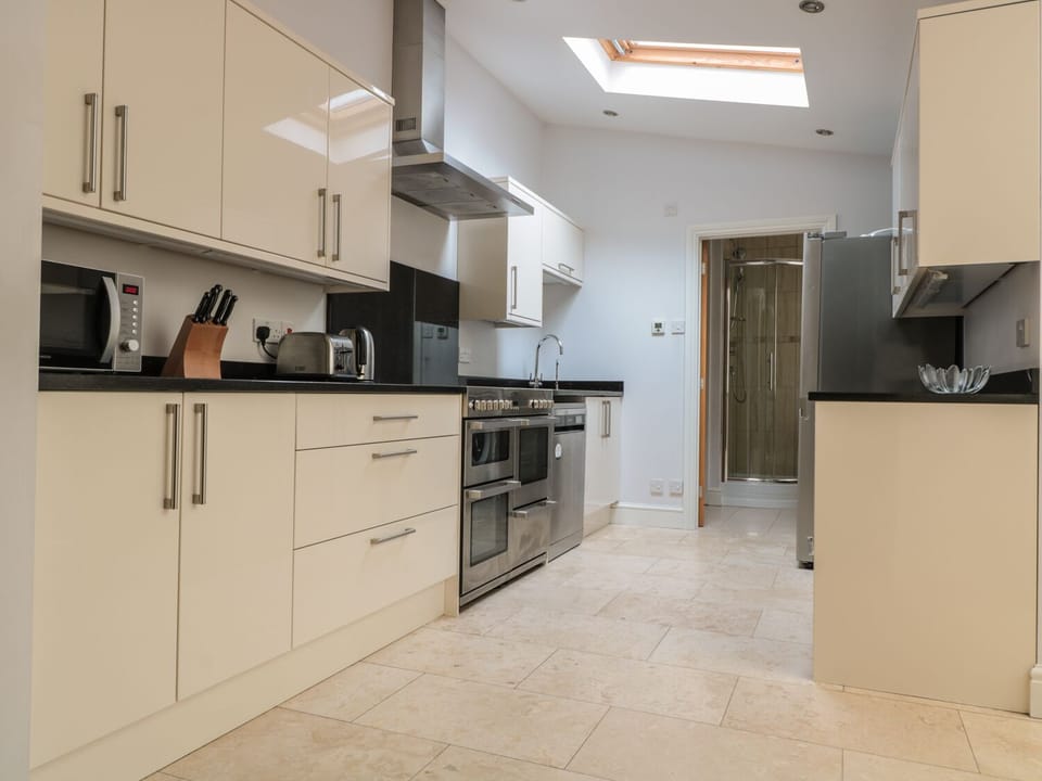 Cottage | Private kitchen | Microwave, stovetop, dishwasher, cookware/dishes/utensils