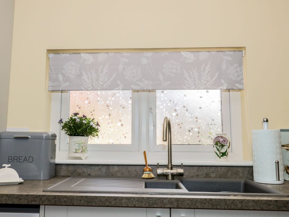 Cottage | Private kitchen | Fridge, microwave, stovetop, dishwasher